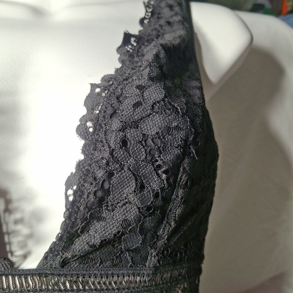 Victoria's Secret Black Lace Plunge Bralette - Picture 4 of 11